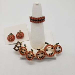 Halloween: 2 Pins, 1 Ring, 1 pair earrings.